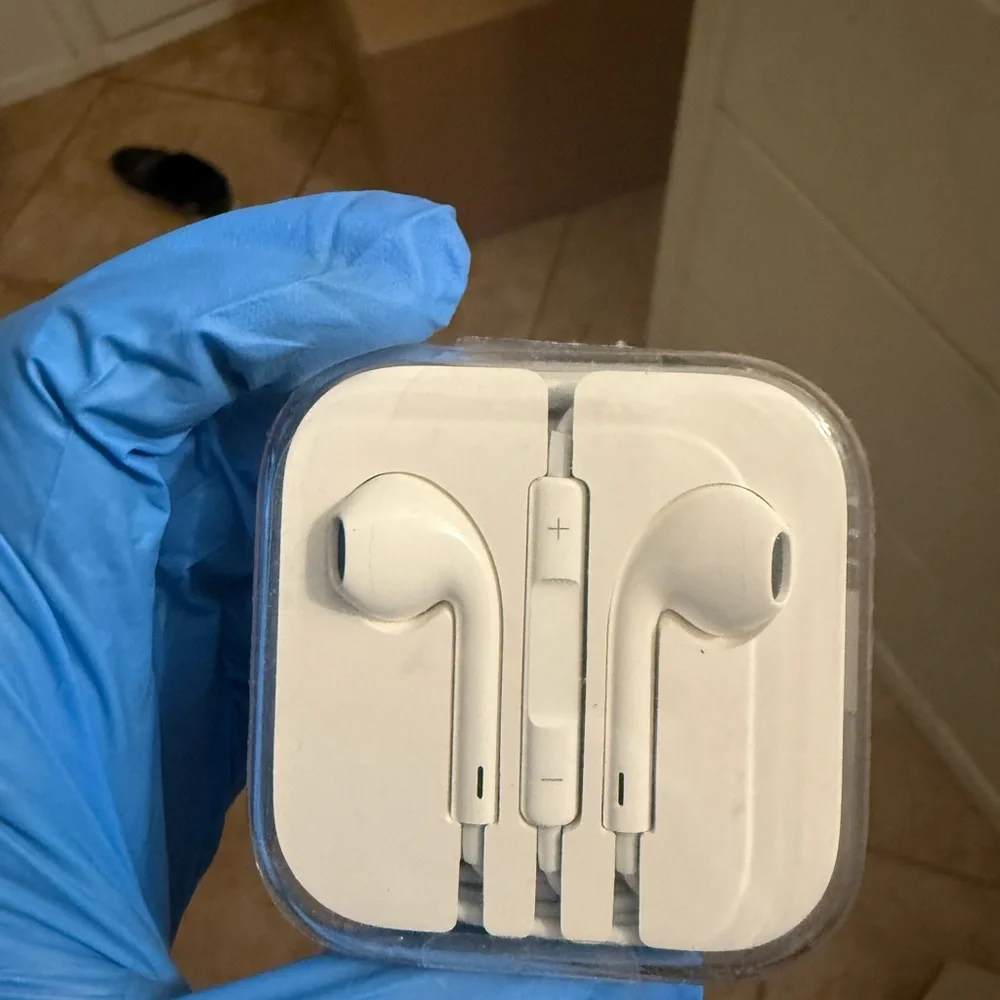 Brand new IPhone 5 White Wired Earbuds with Remote
